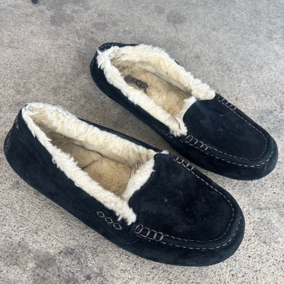 Women’s Black Slip-on Sheepskin UGG Moccasins/Slippers | Size  8 - Picture 1 of 5